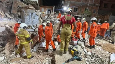 Prédio desaba, deixando mortos e feridos; primeiros corpos são identificados