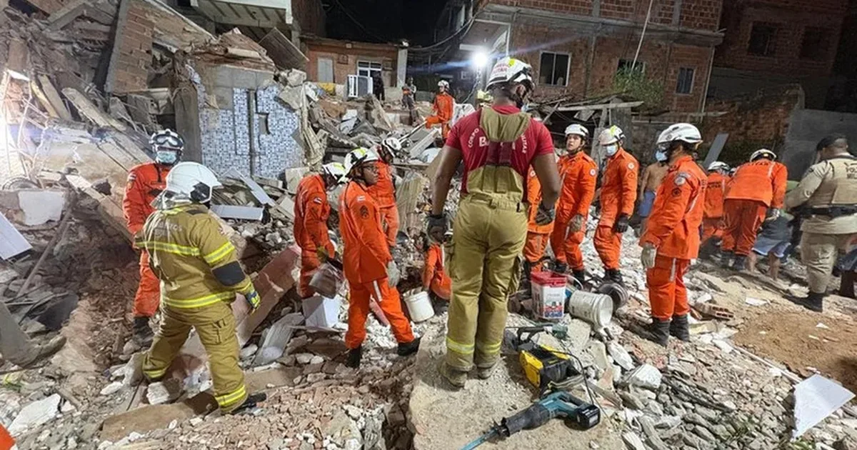 Prédio desaba, deixando mortos e feridos; primeiros corpos são identificados