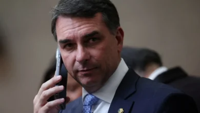 Queda de Flávio Bolsonaro em pesquisa leva caso ao TSE