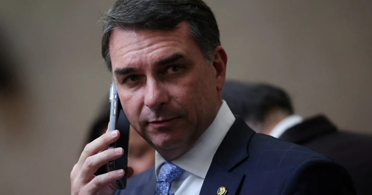 Queda de Flávio Bolsonaro em pesquisa leva caso ao TSE