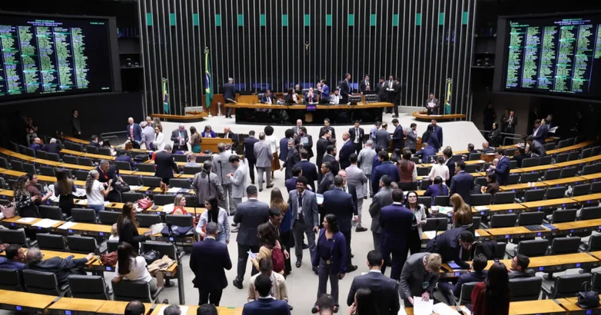 Quem votou contra o fim da escola 6x1? Veja