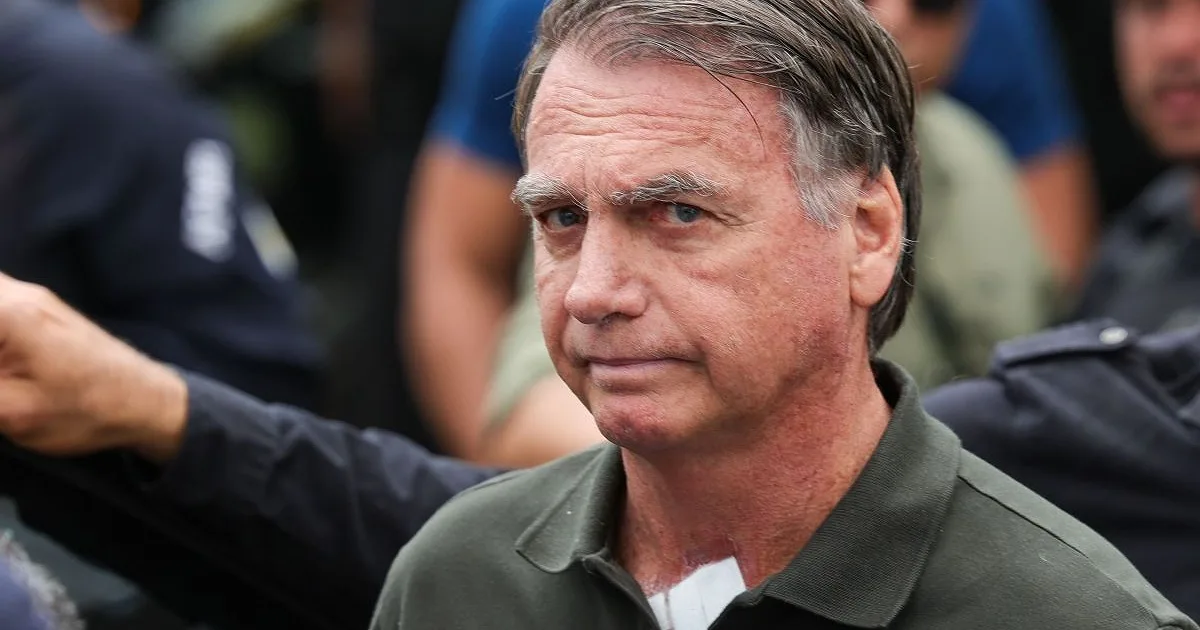 Relatório médico aponta instabilidade no equilíbrio corporal e alteração no pulmão de Bolsonaro