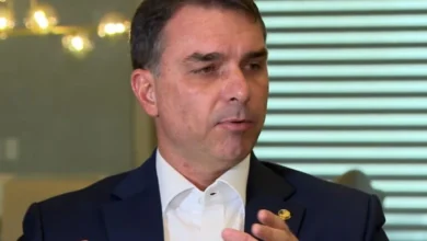 Reunião com Trump não deve encerrar turbulência enfrentada por Flávio, apontam analistas