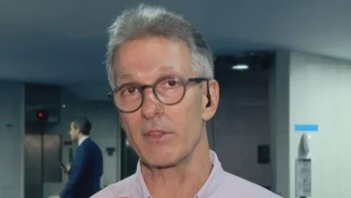 Romeu Zema cita diferença com Flávio Bolsonaro e diz não ter “rabo preso”