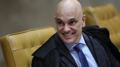 STF: Moraes cobra posicionamento da PGR em caso envolvendo Flávio e Jair Bolsonaro