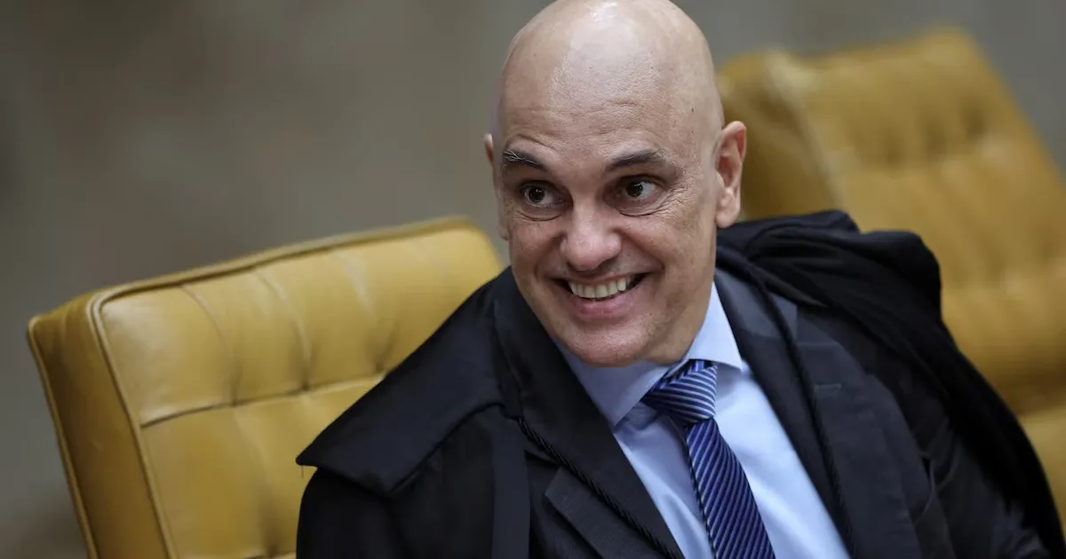 STF: Moraes cobra posicionamento da PGR em caso envolvendo Flávio e Jair Bolsonaro