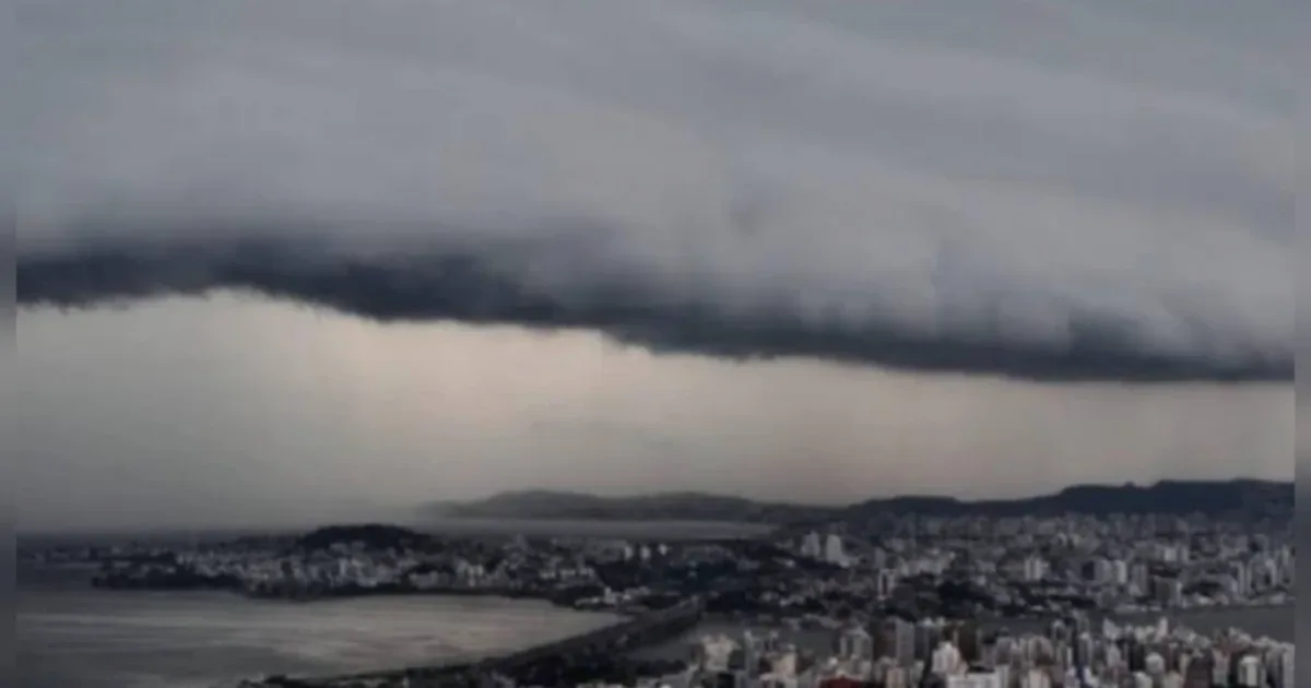 Tempestade intensa provoca chuva forte