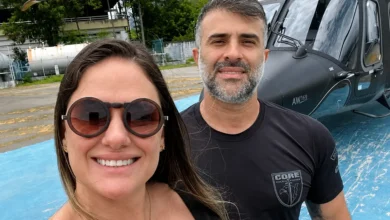 Viúva de piloto baleado em operação faz homenagem emocionante