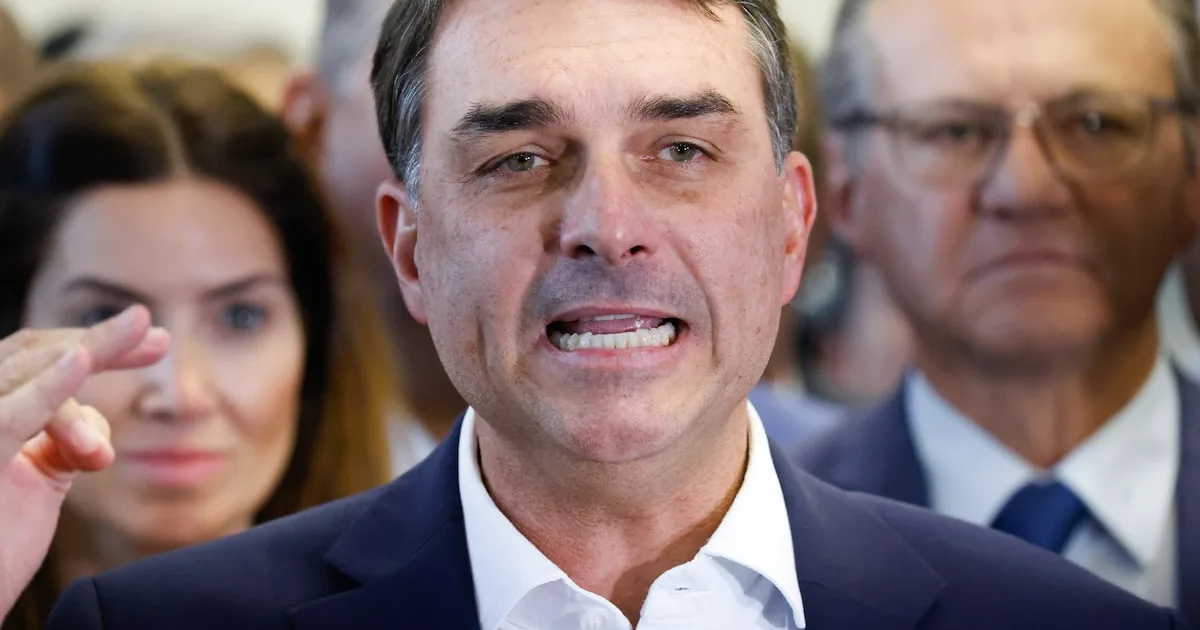Após ação policial em SP, Flávio fala em perseguição estatal a 'Dark Horse' para influenciar eleições