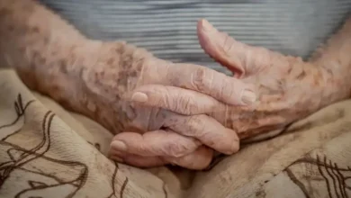 Após quase cinco décadas de dedicação, idosa é resgatada e reencontra a liberdade