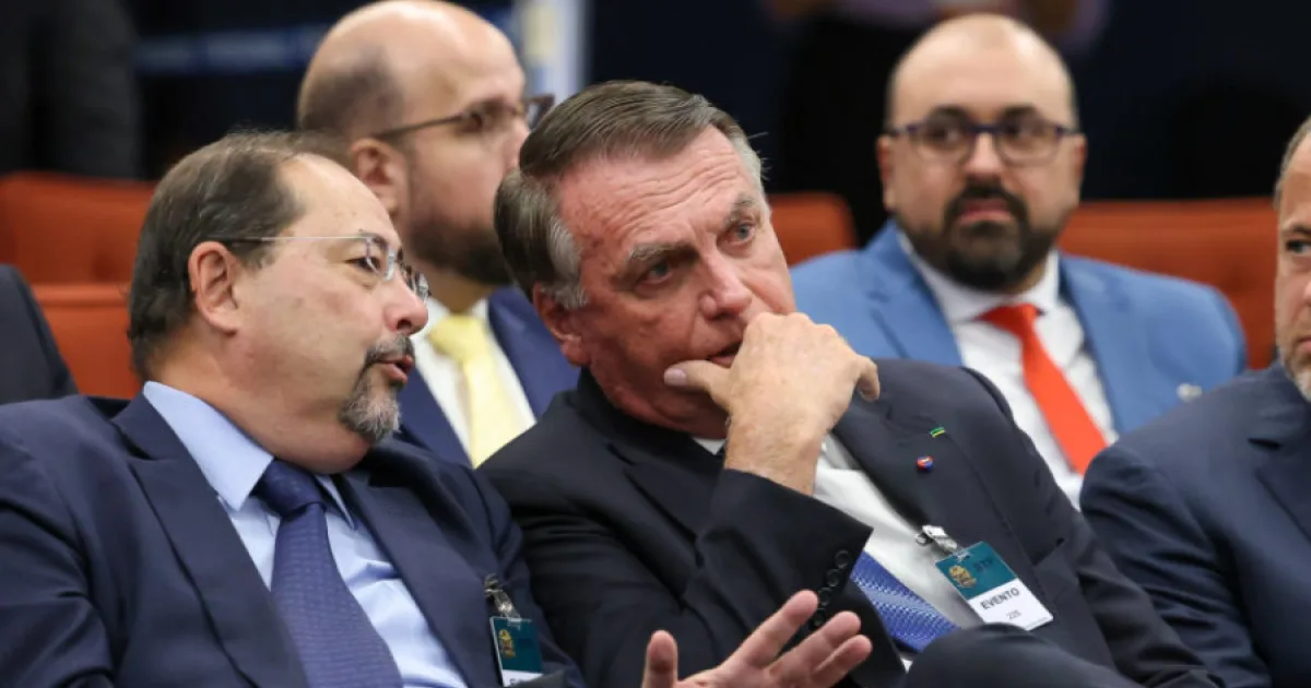 Defesa de Bolsonaro se reúne com Moraes e reitera pedido de domiciliar