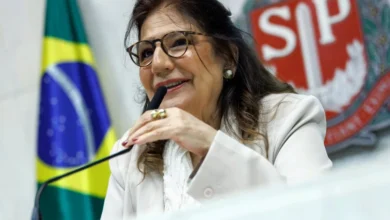 Deputada petista quer retirar nome da mãe de Bolsonaro de viaduto