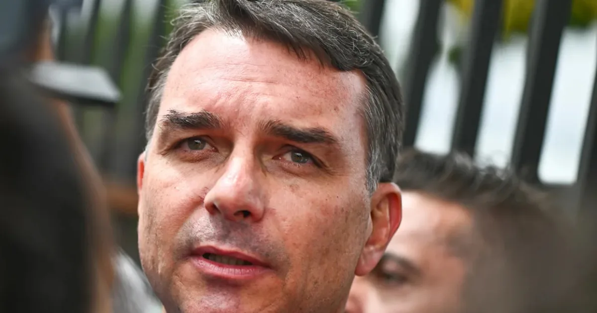 Em vídeo, Flávio volta a pedir desculpas a Michelle após polêmica