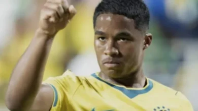 Endrick se frustra em campo após pedido ignorado