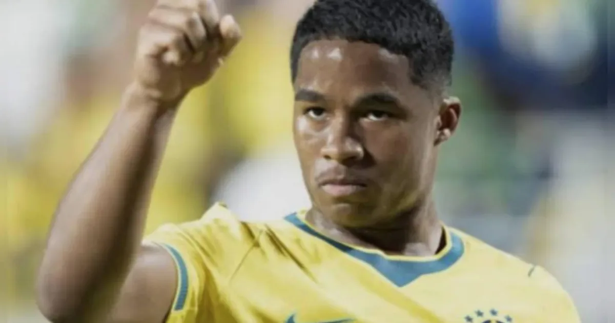 Endrick se frustra em campo após pedido ignorado