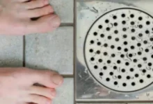 Fazer xixi no banho: o hábito comum que pode trazer consequências