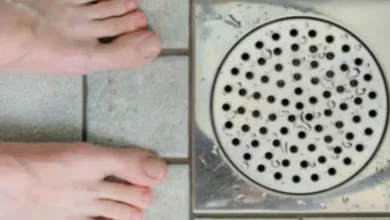 Fazer xixi no banho: o hábito comum que pode trazer consequências