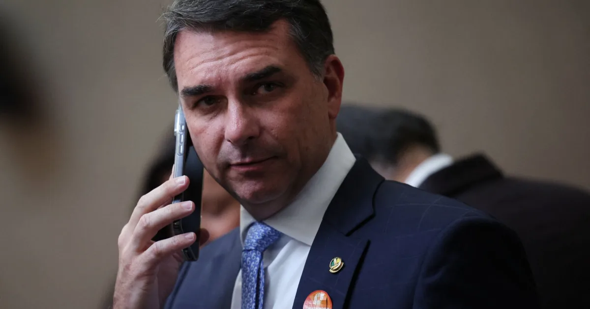 Flávio Bolsonaro acionará STF após Lula citar enforcamento de 'traidores da pátria'