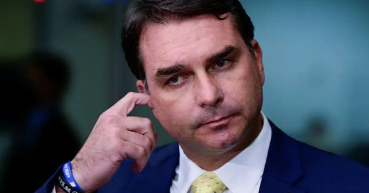 Flávio Bolsonaro anuncia ida aos EUA