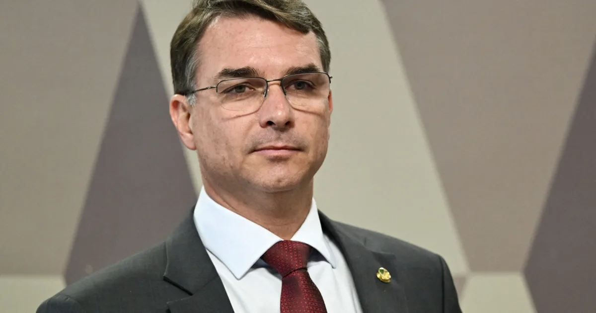 Flávio Bolsonaro diz que pediu a Trump que evitasse novo tarifaço, mas que proposta é retaliação a Lula