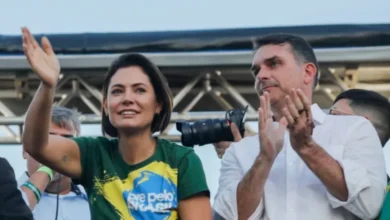 Flávio Bolsonaro fala em respeito e tenta encerrar crise com Michelle