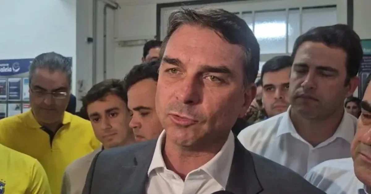 Flávio Bolsonaro faz críticas ao governo Lula e promete mudanças para o agronegócio
