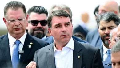 Flávio Bolsonaro lamenta que não poderá ver jogo da Seleção com o pai