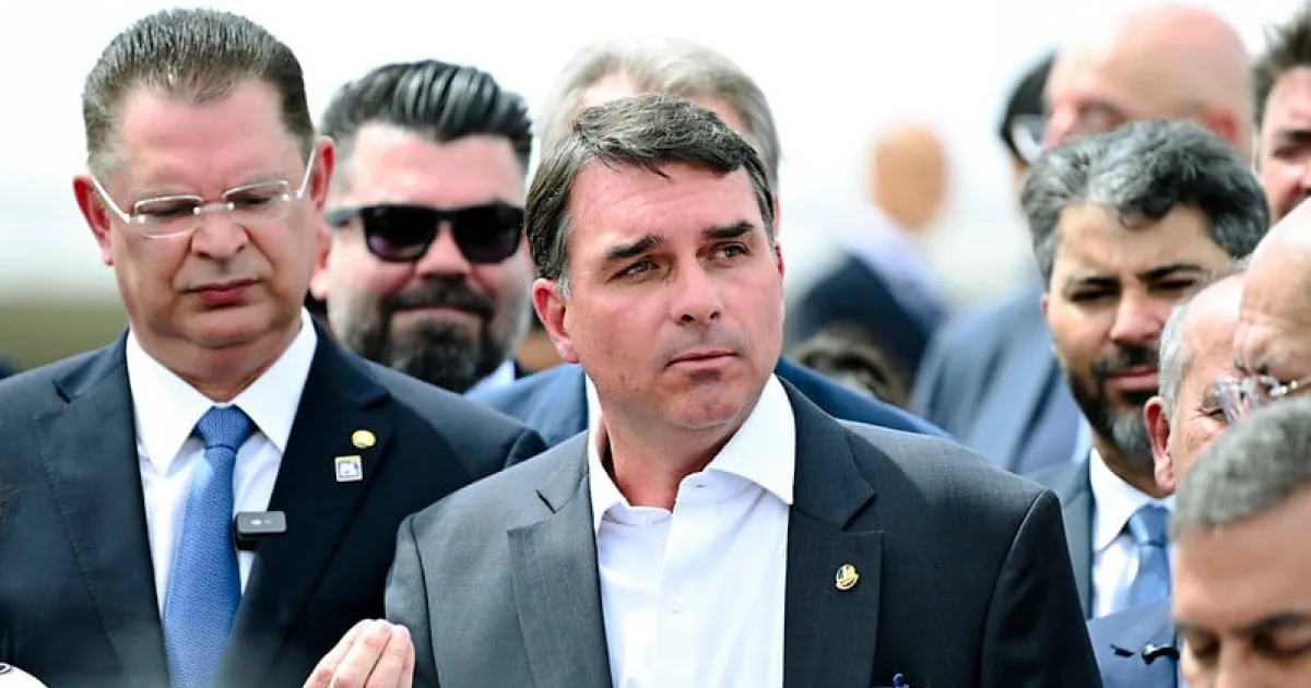 Flávio Bolsonaro lamenta que não poderá ver jogo da Seleção com o pai