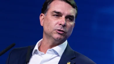 Flávio Bolsonaro pede que todos orem por Jair Bolsonaro