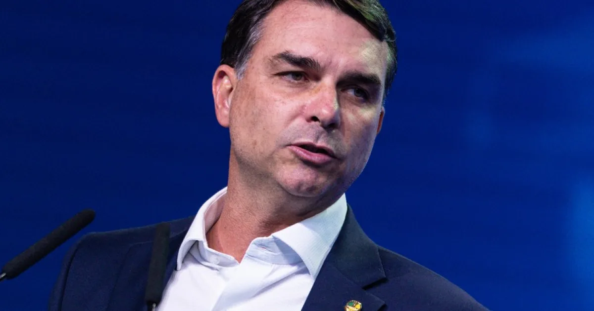 Flávio Bolsonaro pede que todos orem por Jair Bolsonaro
