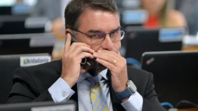 Flávio Bolsonaro protocola notícia-crime contra Lula no STF