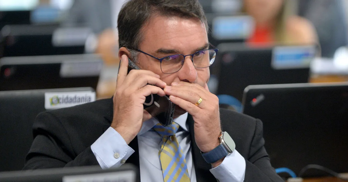 Flávio Bolsonaro protocola notícia-crime contra Lula no STF
