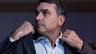 Flávio Bolsonaro reage e toma medida de grande impacto