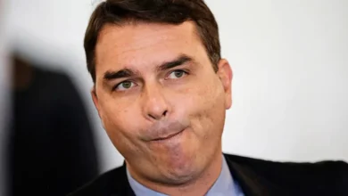 Flávio Bolsonaro sofre queda; entenda
