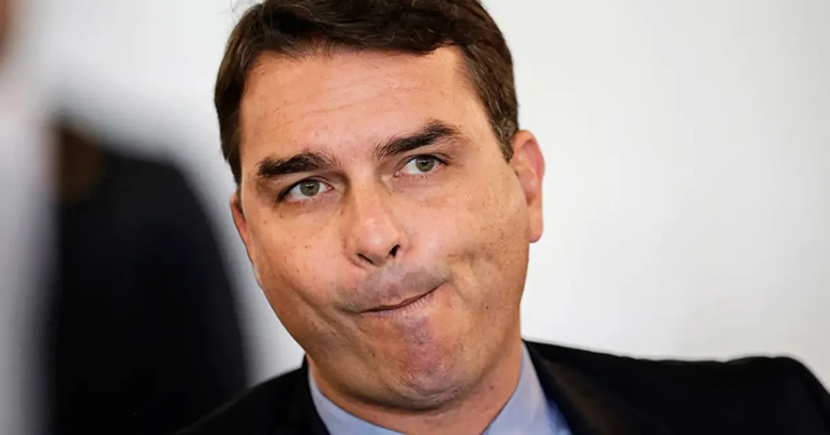 Flávio Bolsonaro sofre queda; entenda