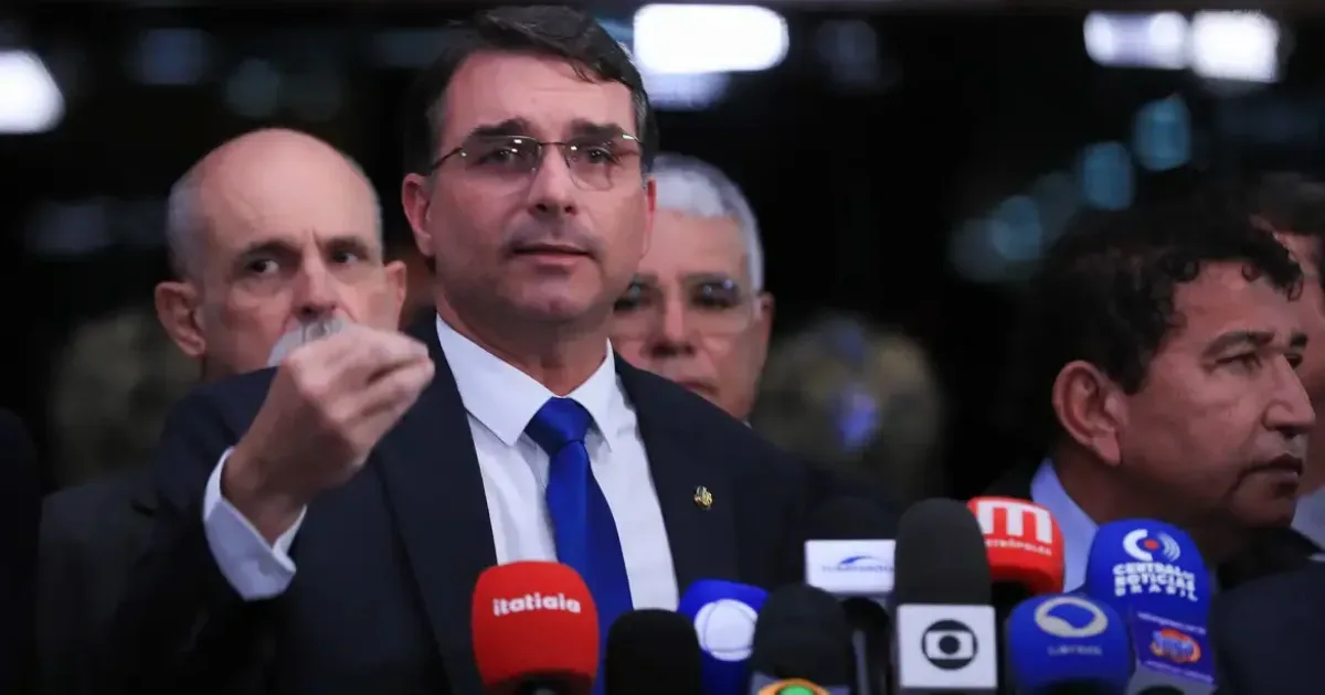 Flávio Bolsonaro surpreende ao defender Bolsa Família e sinaliza mudanças para ampliar segurança dos beneficiários