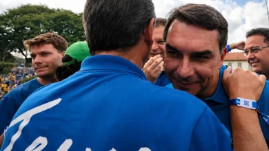 Flávio Bolsonaro vai à Marcha para Jesus e diz que Brasil passa por 'guerra espiritual'