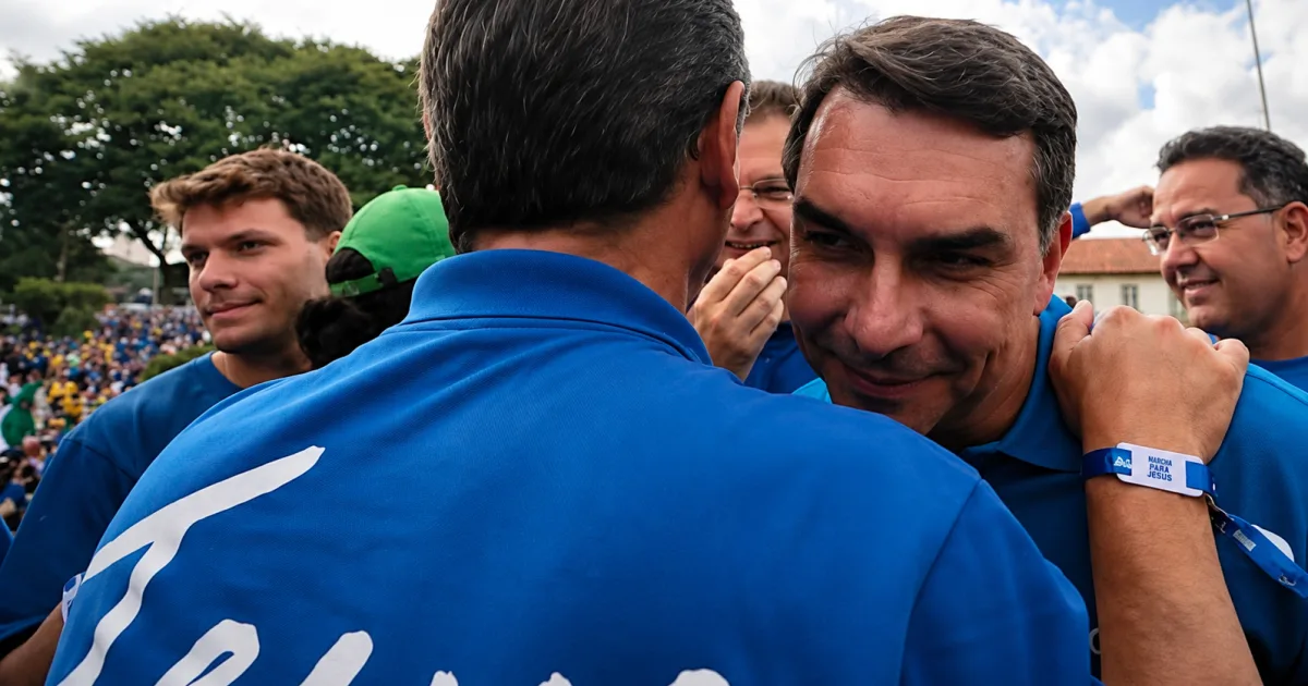Flávio Bolsonaro vai à Marcha para Jesus e diz que Brasil passa por 'guerra espiritual'
