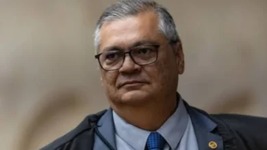 Flávio Dino toma decisão envolvendo Eduardo Bolsonaro