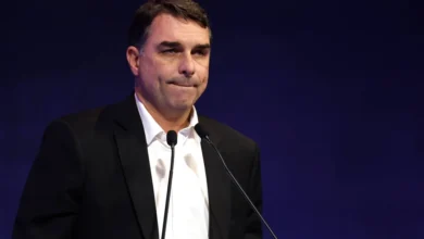 Flávio faz queixa ao STF contra Janones por injúria e pede R$ 200 mil