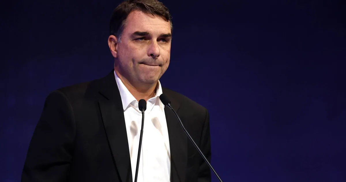 Flávio faz queixa ao STF contra Janones por injúria e pede R$ 200 mil