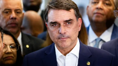 Flávio visita Bolsonaro e diz que ex-presidente ‘está bem, firme e forte’
