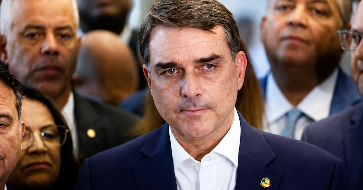 Flávio visita Bolsonaro e diz que ex-presidente ‘está bem, firme e forte’