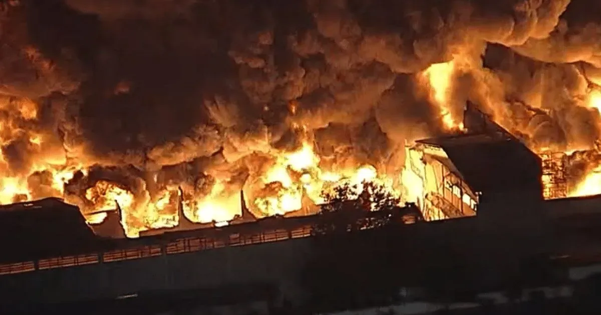 Incêndio mobiliza bombeiros e atinge galpão comercial em Guarulhos