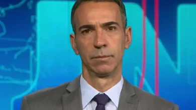 Jornalismo de plantão: César Tralli atualiza informações sobre falecimento de personalidade do meio artístico