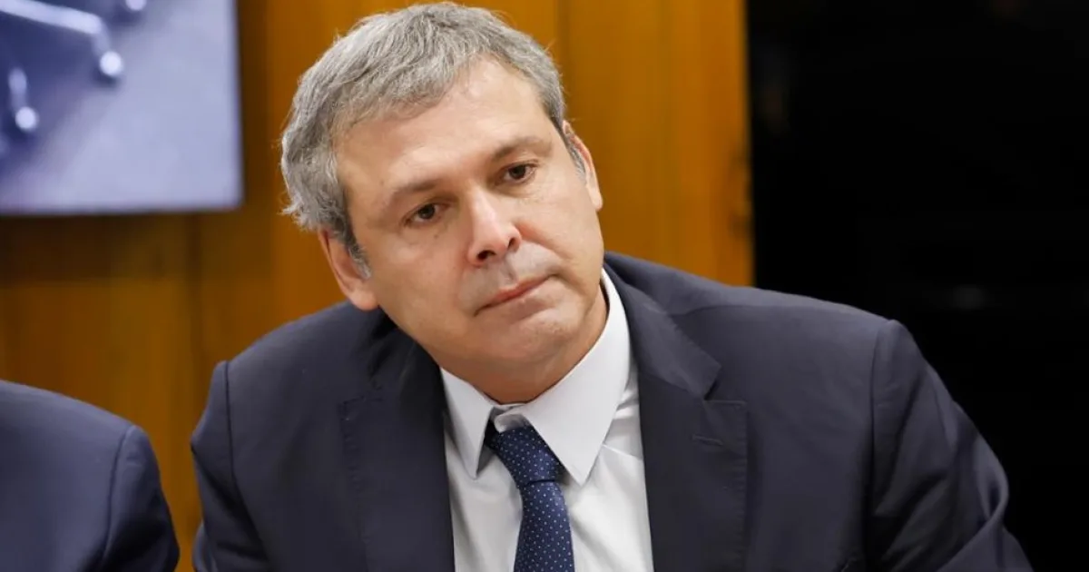 Lindbergh pede retorno de Bolsonaro ao regime fechado na Papudinha