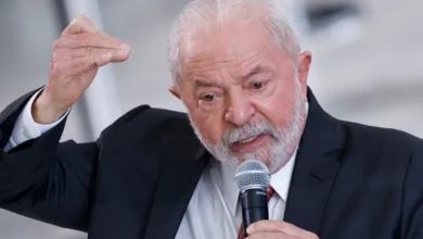 Lula fala de saúde, pandemia e futebol, mas evita tema que domina Brasília