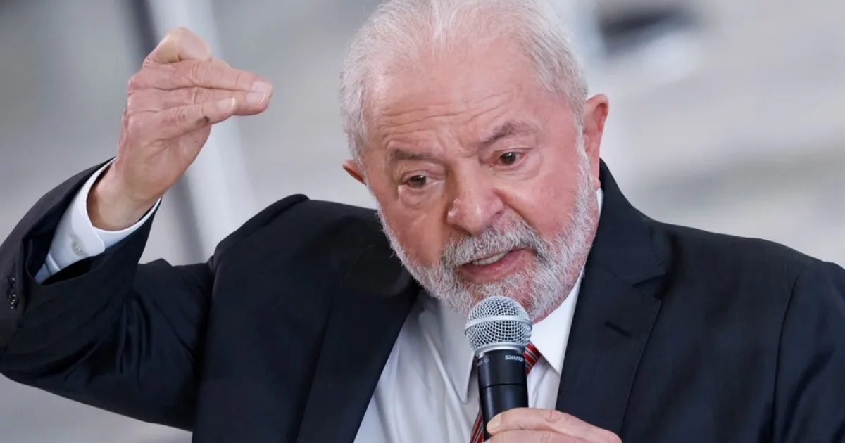 Lula fala de saúde, pandemia e futebol, mas evita tema que domina Brasília