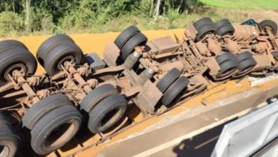 Mulher perde a vida após carga de caminhão tombar em rodovia de SC