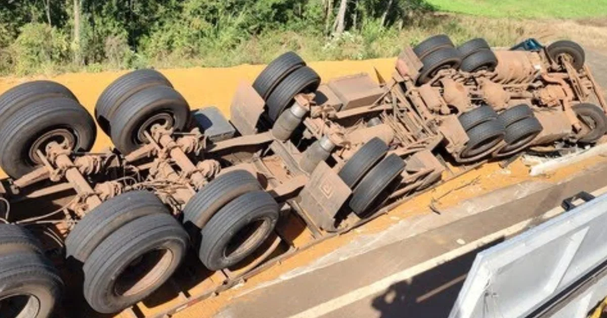 Mulher perde a vida após carga de caminhão tombar em rodovia de SC